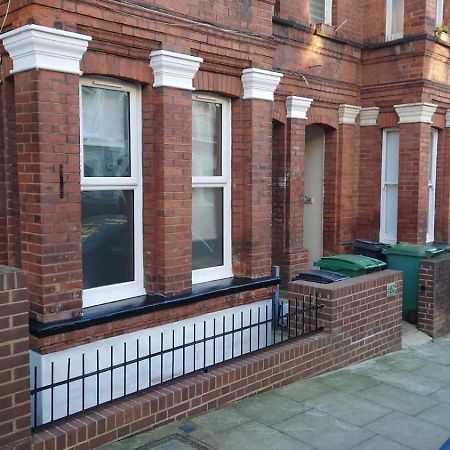 Appartamento Stylish 2-Bed Flat In The Heart Of West Hampstead Londra Esterno foto