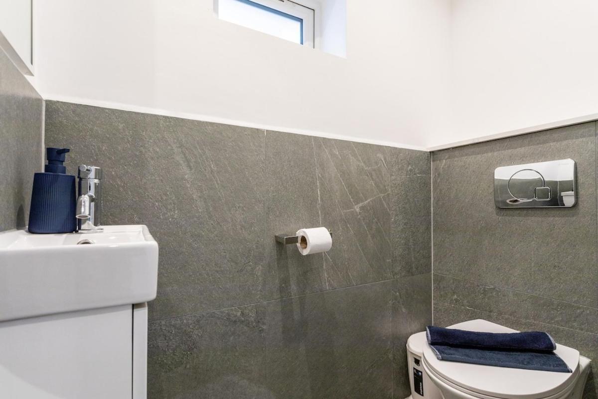 Appartamento Stylish 2-Bed Flat In The Heart Of West Hampstead Londra Esterno foto