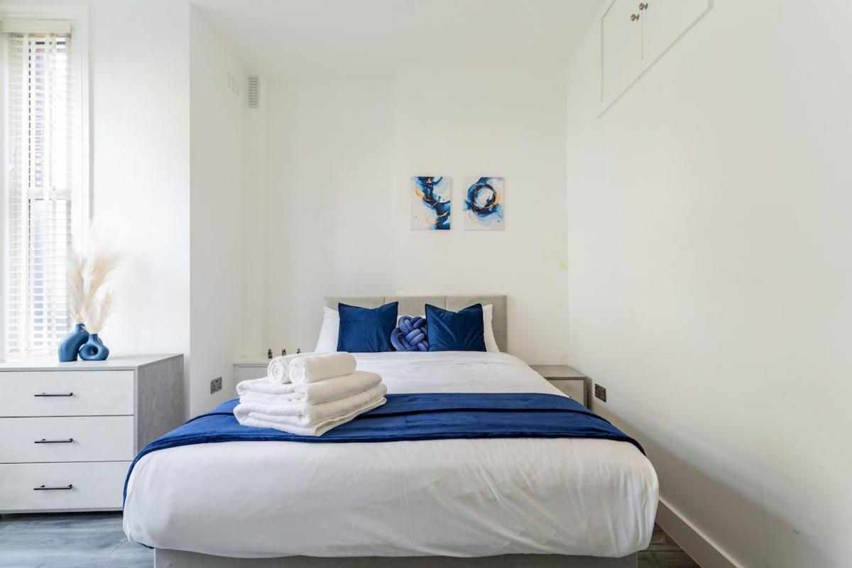 Appartamento Stylish 2-Bed Flat In The Heart Of West Hampstead Londra Esterno foto