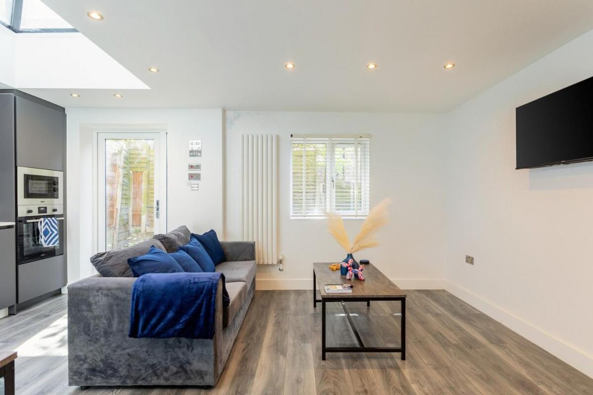 Appartamento Stylish 2-Bed Flat In The Heart Of West Hampstead Londra Esterno foto