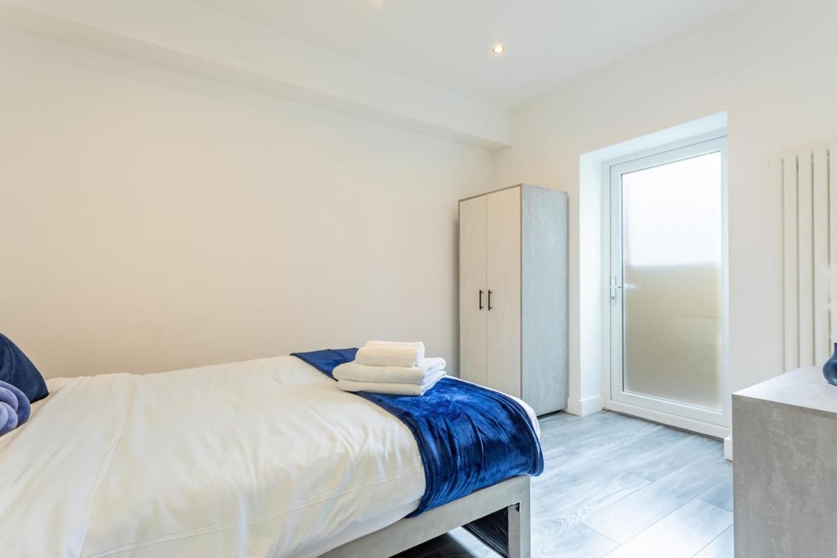 Appartamento Stylish 2-Bed Flat In The Heart Of West Hampstead Londra Esterno foto