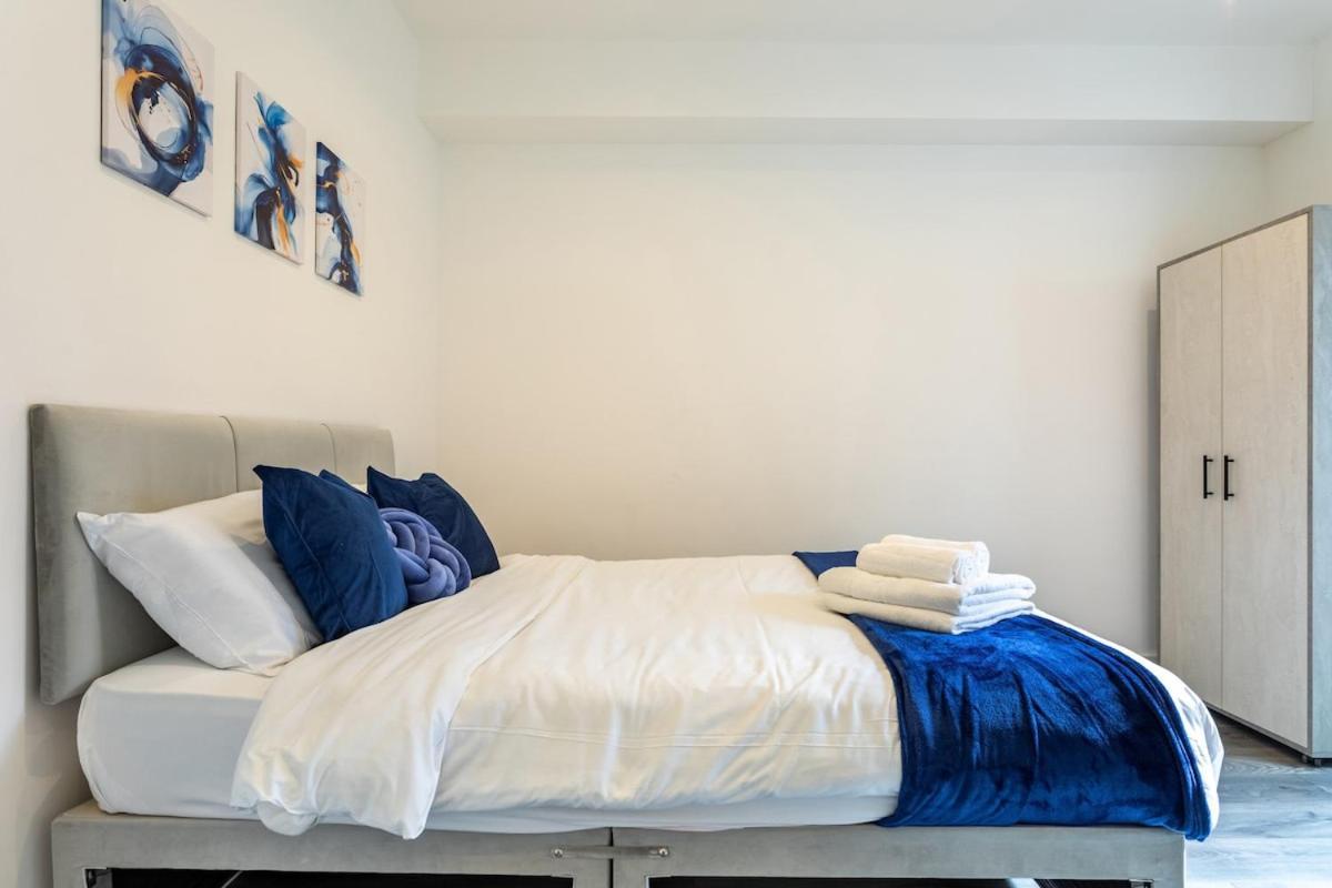 Appartamento Stylish 2-Bed Flat In The Heart Of West Hampstead Londra Esterno foto