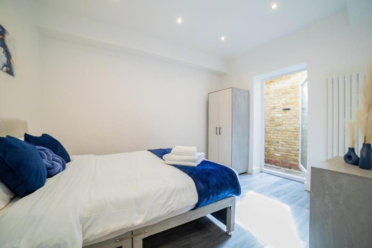 Appartamento Stylish 2-Bed Flat In The Heart Of West Hampstead Londra Esterno foto