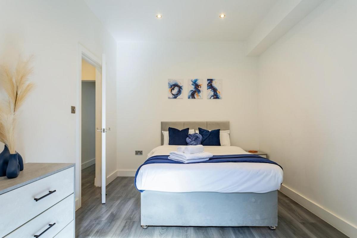 Appartamento Stylish 2-Bed Flat In The Heart Of West Hampstead Londra Esterno foto