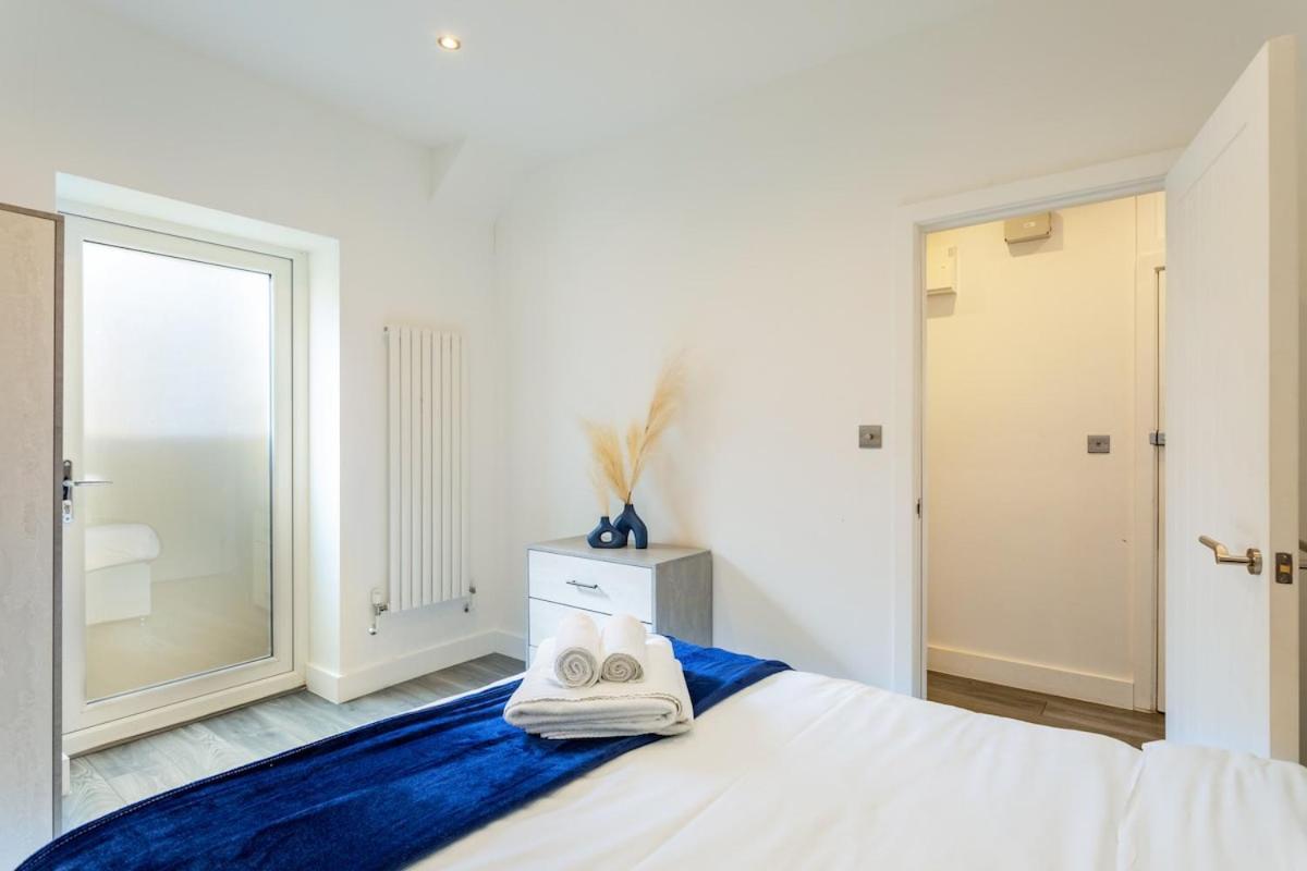Appartamento Stylish 2-Bed Flat In The Heart Of West Hampstead Londra Esterno foto