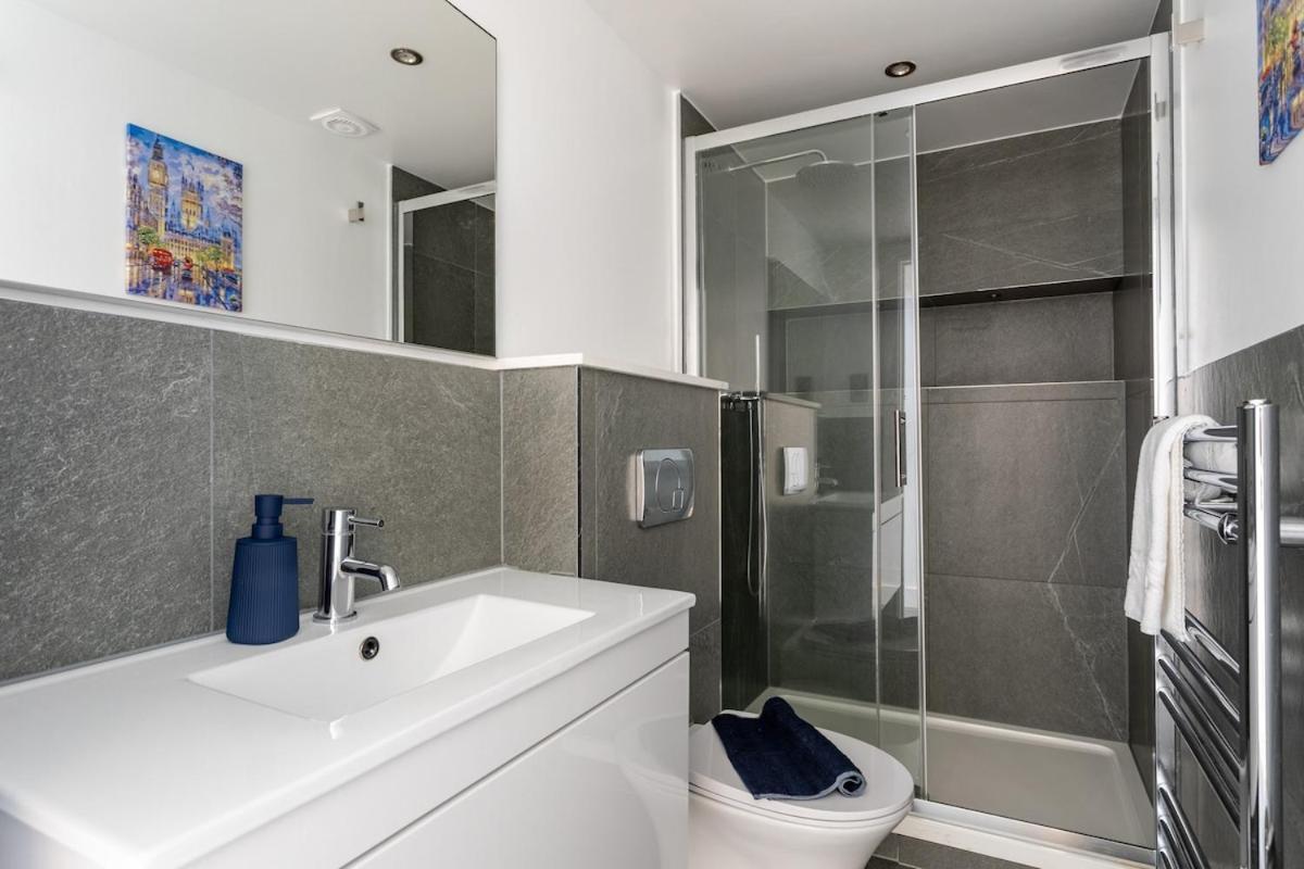 Appartamento Stylish 2-Bed Flat In The Heart Of West Hampstead Londra Esterno foto