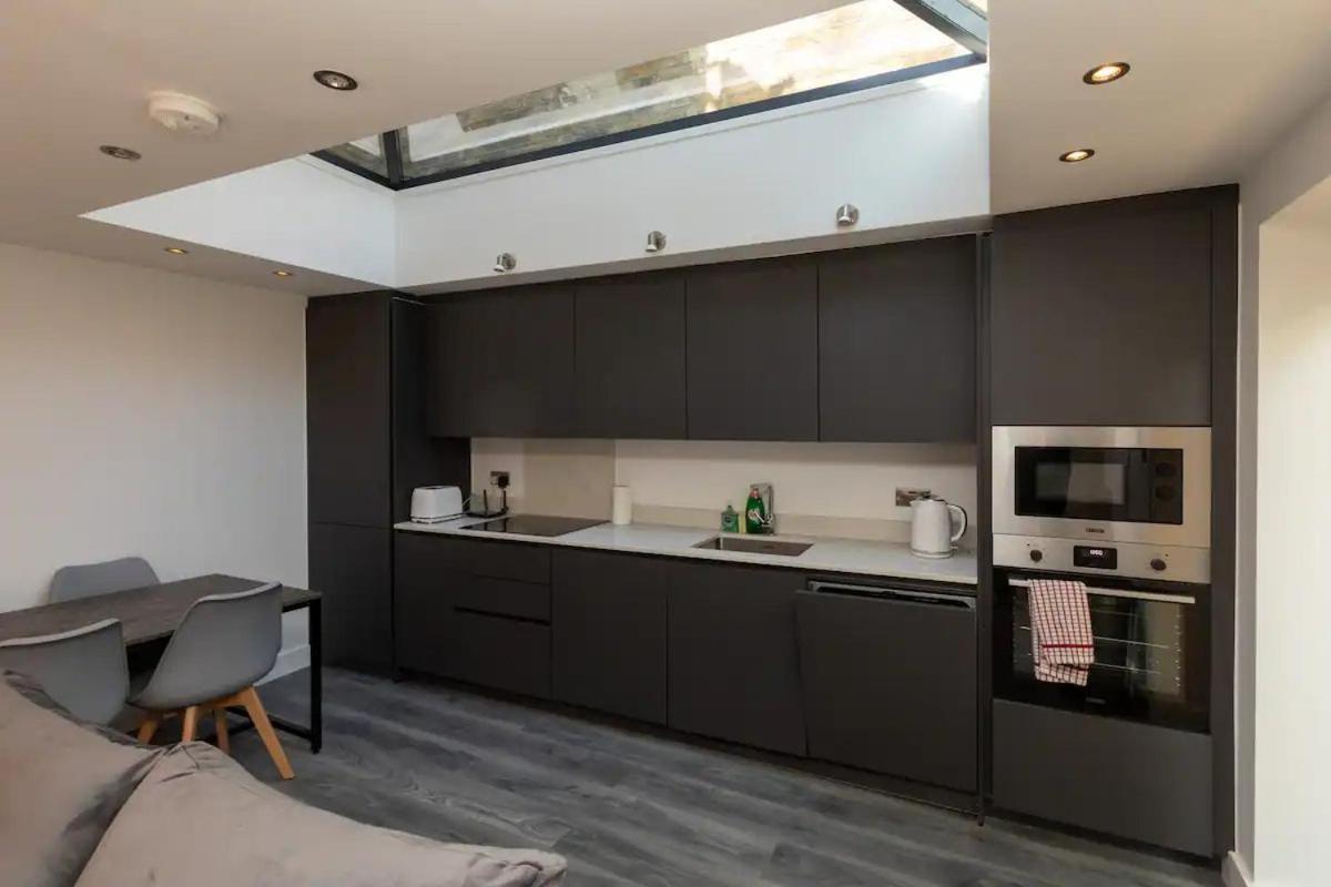 Appartamento Stylish 2-Bed Flat In The Heart Of West Hampstead Londra Esterno foto