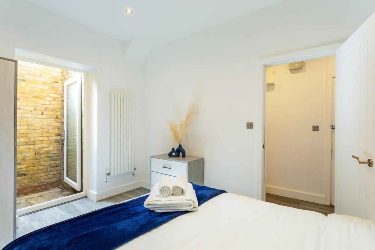 Appartamento Stylish 2-Bed Flat In The Heart Of West Hampstead Londra Esterno foto