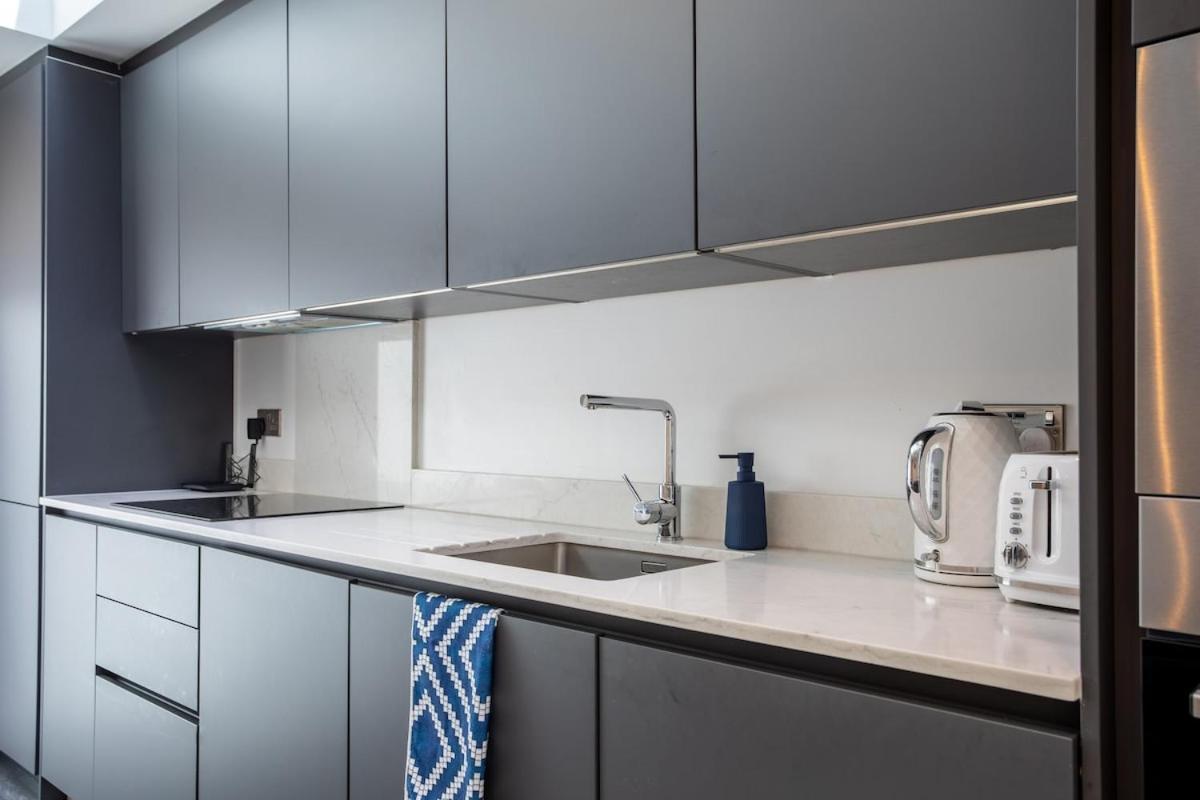 Appartamento Stylish 2-Bed Flat In The Heart Of West Hampstead Londra Esterno foto