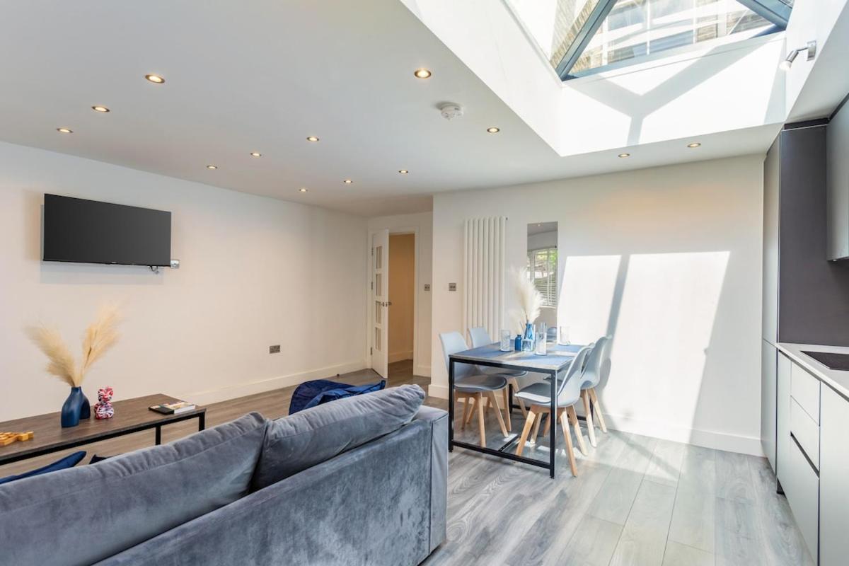 Appartamento Stylish 2-Bed Flat In The Heart Of West Hampstead Londra Esterno foto