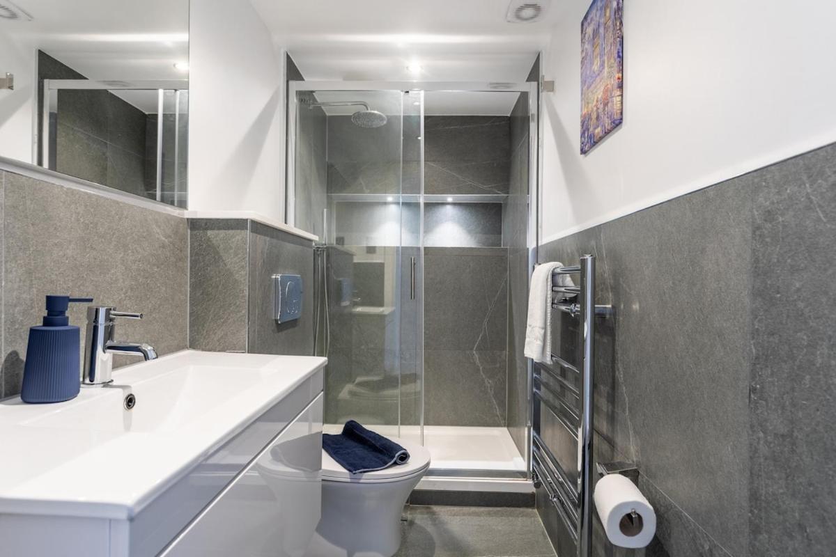 Appartamento Stylish 2-Bed Flat In The Heart Of West Hampstead Londra Esterno foto