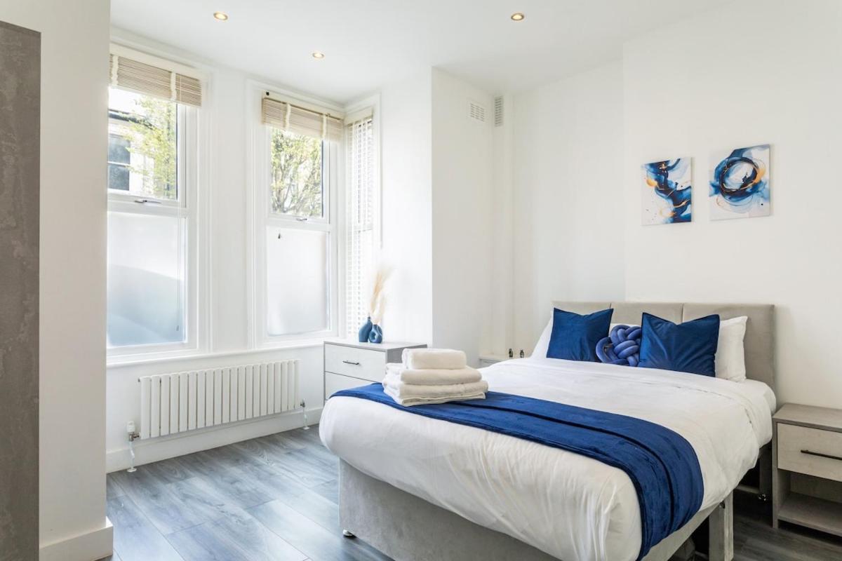 Appartamento Stylish 2-Bed Flat In The Heart Of West Hampstead Londra Esterno foto