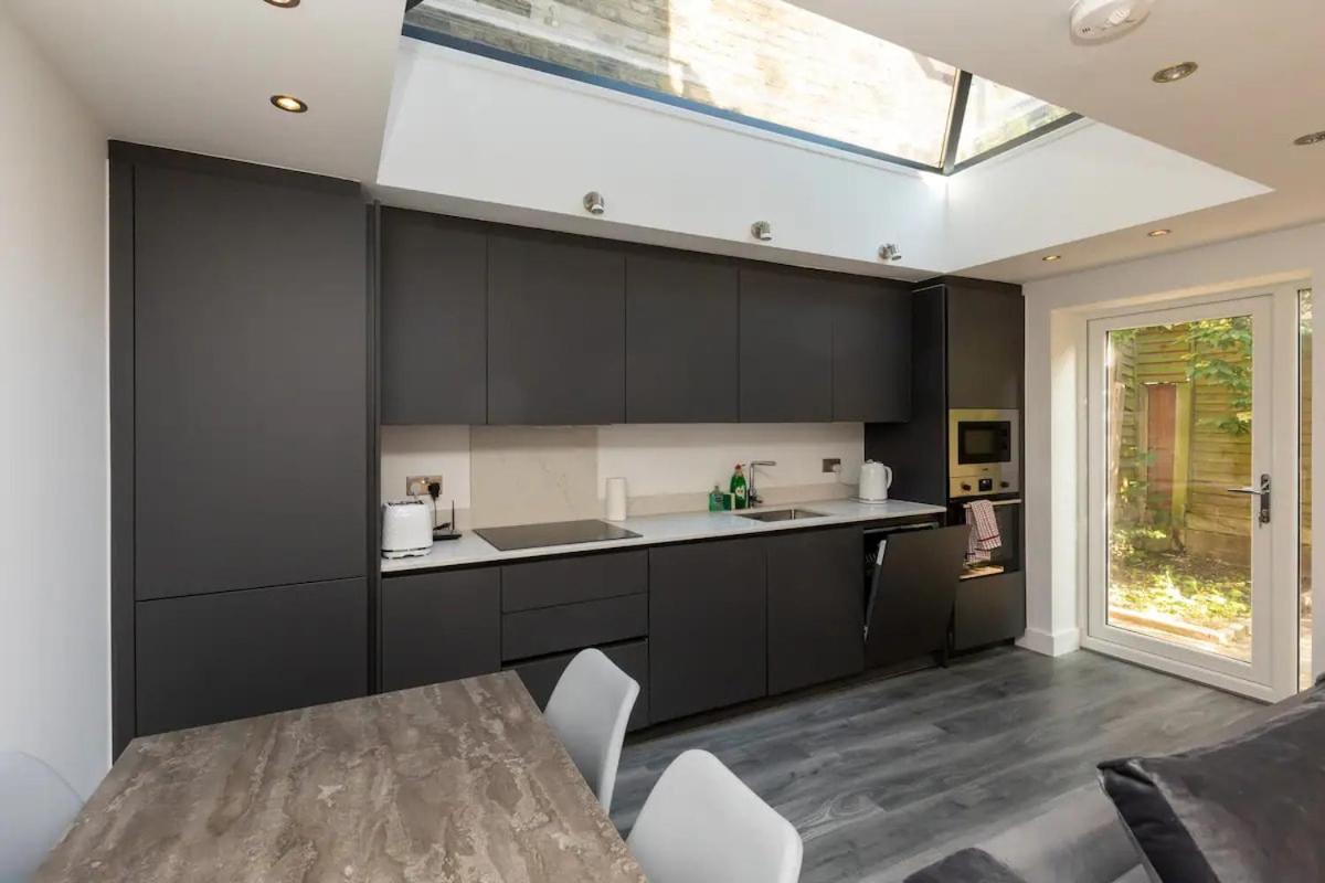 Appartamento Stylish 2-Bed Flat In The Heart Of West Hampstead Londra Esterno foto