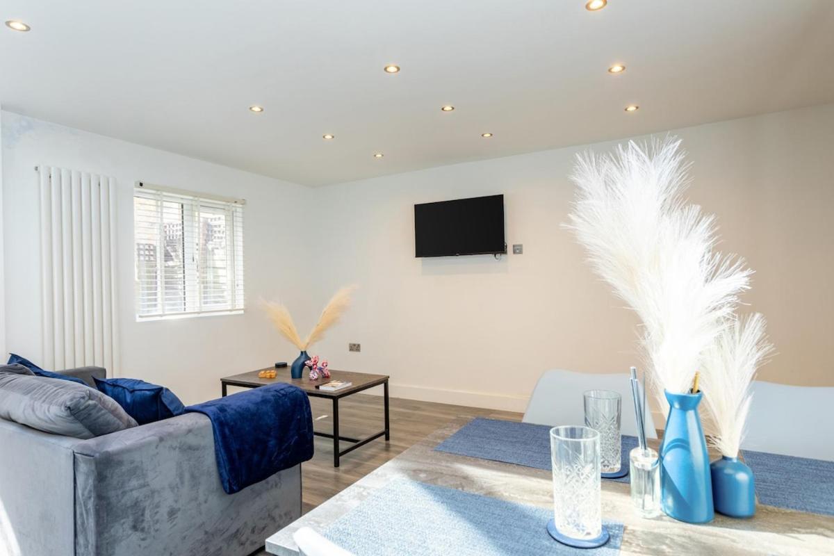 Appartamento Stylish 2-Bed Flat In The Heart Of West Hampstead Londra Esterno foto
