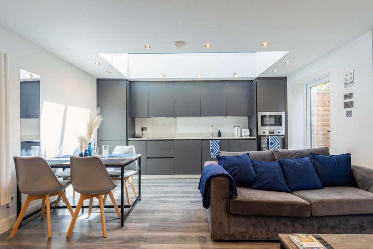 Appartamento Stylish 2-Bed Flat In The Heart Of West Hampstead Londra Esterno foto