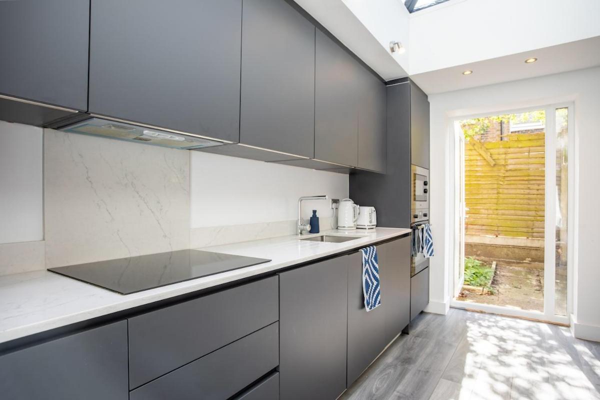 Appartamento Stylish 2-Bed Flat In The Heart Of West Hampstead Londra Esterno foto