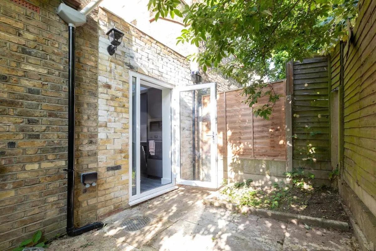 Appartamento Stylish 2-Bed Flat In The Heart Of West Hampstead Londra Esterno foto