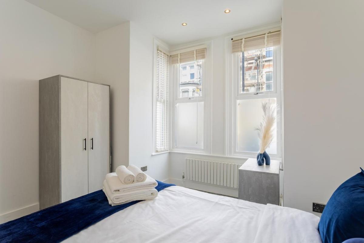Appartamento Stylish 2-Bed Flat In The Heart Of West Hampstead Londra Esterno foto