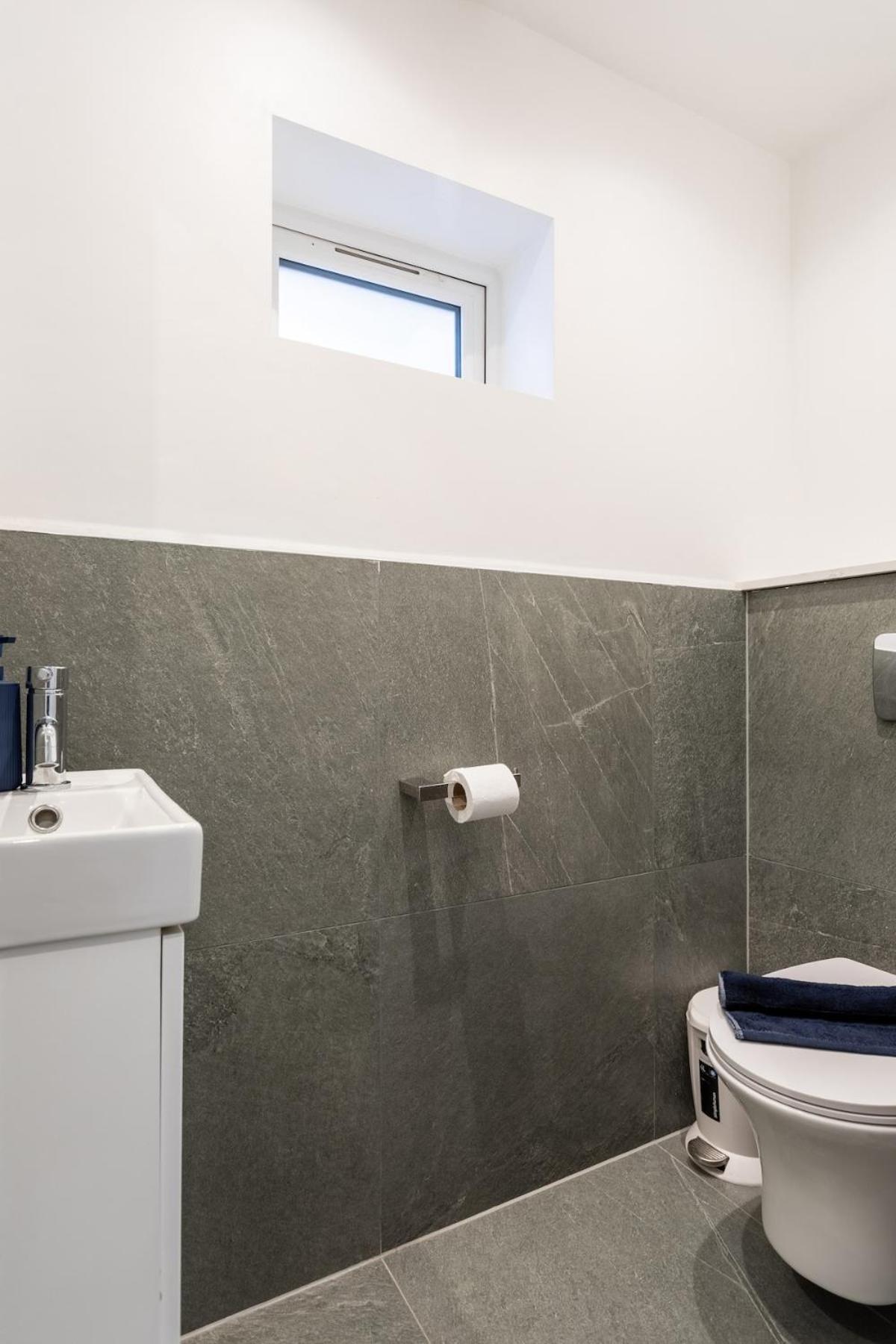 Appartamento Stylish 2-Bed Flat In The Heart Of West Hampstead Londra Esterno foto
