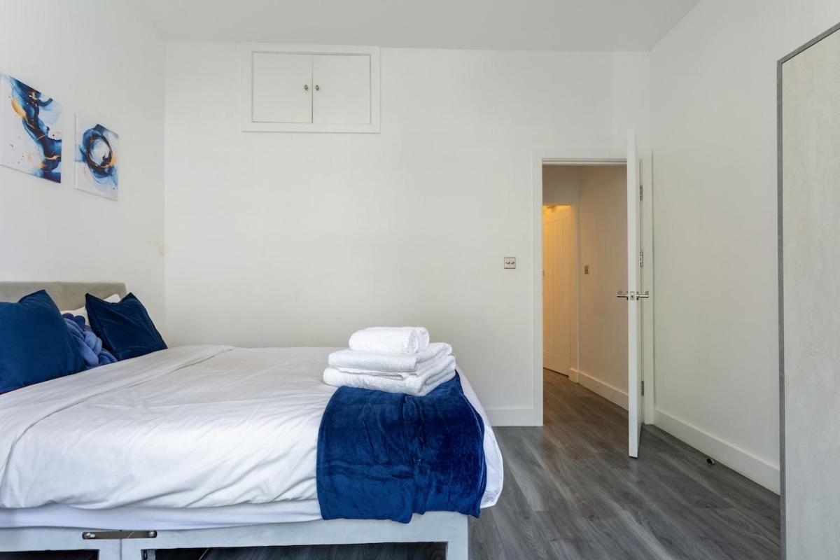Appartamento Stylish 2-Bed Flat In The Heart Of West Hampstead Londra Esterno foto