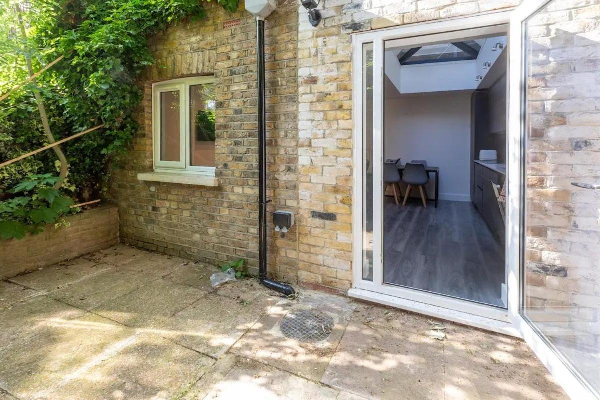Appartamento Stylish 2-Bed Flat In The Heart Of West Hampstead Londra Esterno foto
