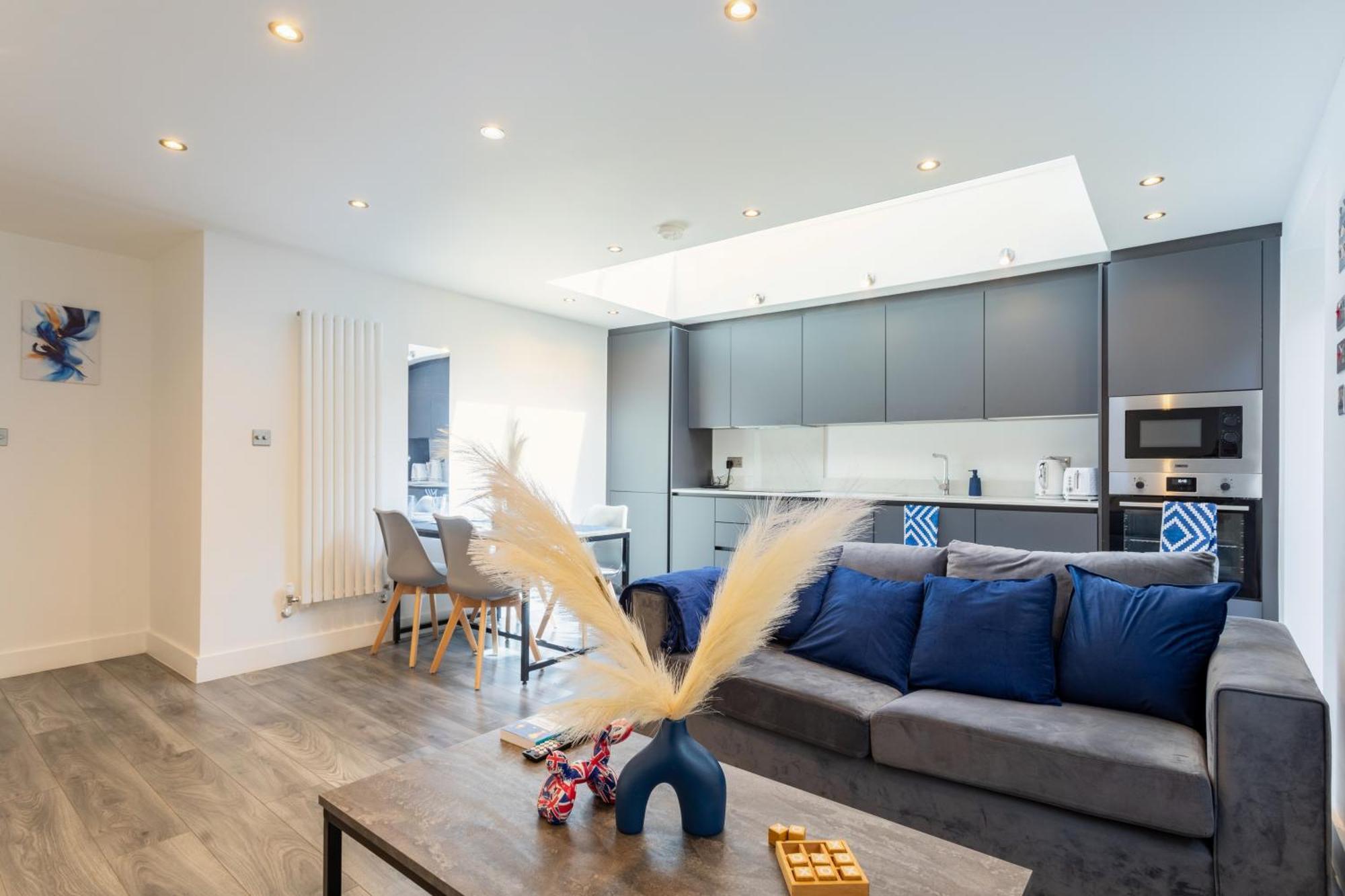 Appartamento Stylish 2-Bed Flat In The Heart Of West Hampstead Londra Esterno foto